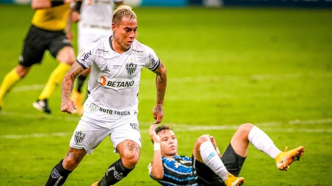 PORTO ALEGRE, BRAZIL JANUARY 20: Eduardo Vargas of Atletico Mineiro controls the ball against Pepe of Gremio during the match as part of Brasileirao Series A 2020 at Arena do Gremio Stadium on January 20, 2021 in Porto Alegre, Brazil. (Photo by Silvio Avila/Getty Images)