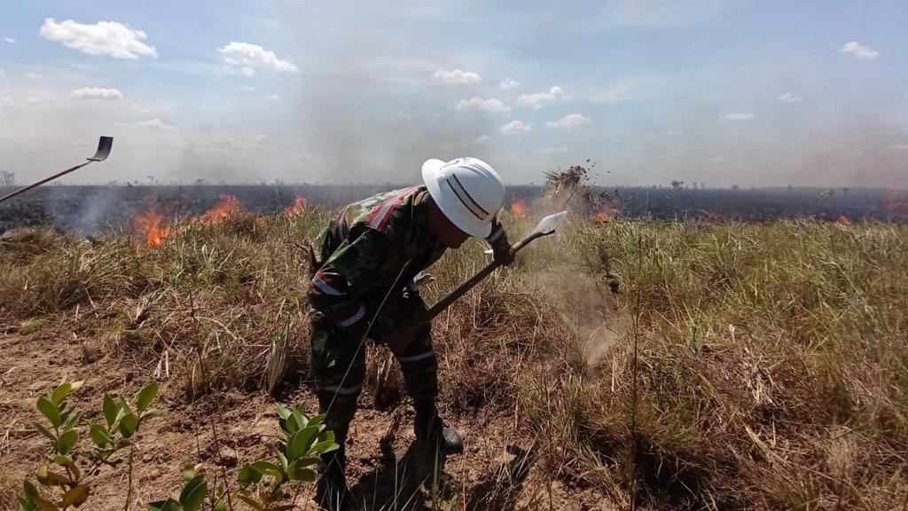 Trabajadores enfrentan el incendio en el Parque Nacional El Tuparro