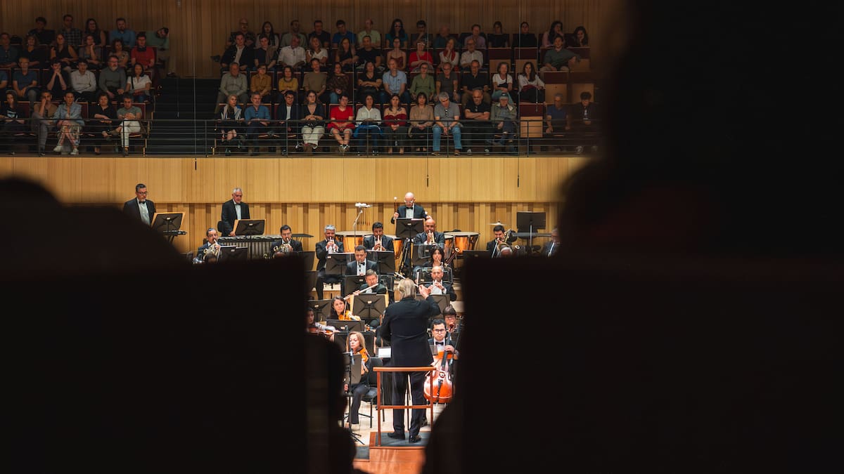 Debuta nuevo director titular de la Orquesta Sinfónica Nacional de Chile: esta es su trayectoria