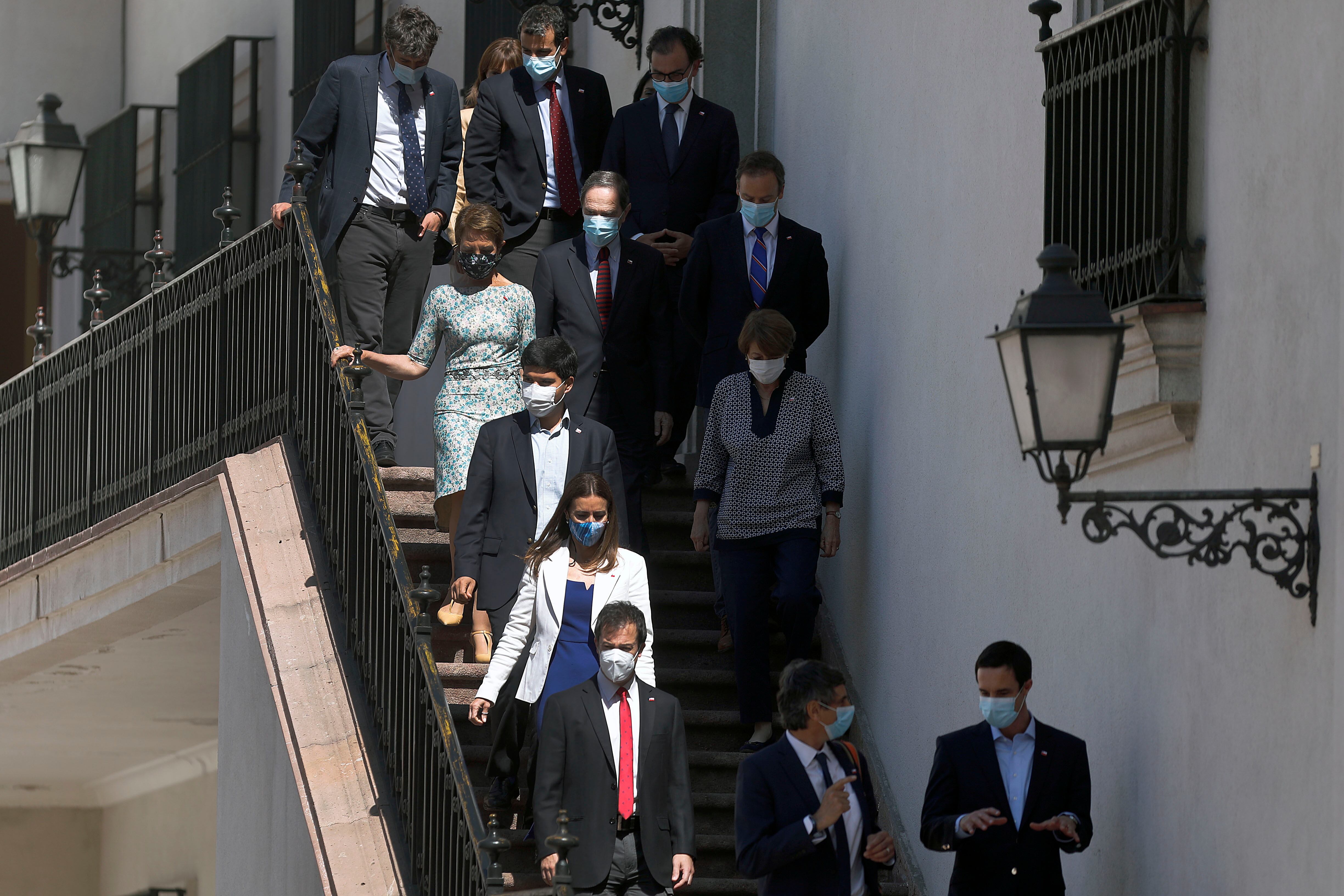 Los ministros saliendo de la oficina presidencial tras la reunión con el mandatario. | Agencia Uno.