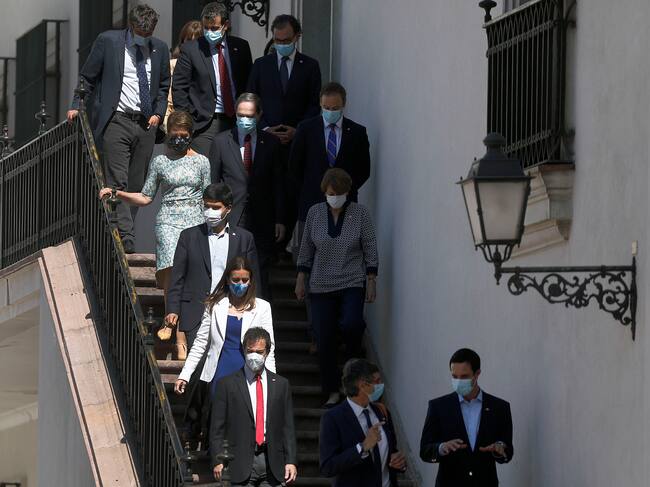 Los ministros saliendo de la oficina presidencial tras la reunión con el mandatario. | Agencia Uno.