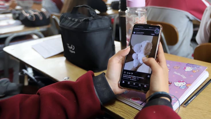 Tras restricción de celulares en colegios: profesores reportan los primeros resultados en los estudiantes