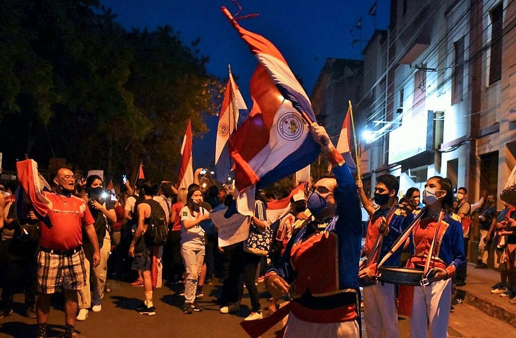 Protestas ciudadanas contra el gobierno por el manejo de la pandemia en Paraguay