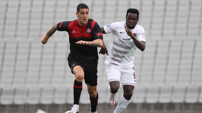 ISTANBUL, TURKEY - APRIL 6: Enzo Roco (L) of Fatih Karagumruk in action against Mame Biam Diouf (R) of Atakas Hatayspor during Turkish Super Lig week 33 match between Fatih Karagumruk and Atakas Hatayspor in Istanbul, Turkey on April 06, 2021. (Photo by Arif Hudaverdi Yaman/Anadolu Agency via Getty Images)