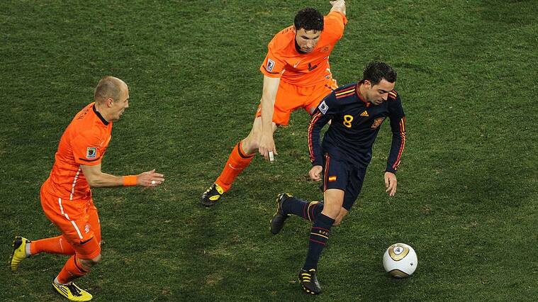 JOHANNESBURG, SOUTH AFRICA - JULY 11: Arjen Robben and Mark Van Bommel of the Netherlands pursue Xavi Hernandez of Spain during the 2010 FIFA World Cup South Africa Final match between Netherlands and Spain at Soccer City Stadium on July 11, 2010 in Johannesburg, South Africa. (Photo by Doug Pensinger/Getty Images)