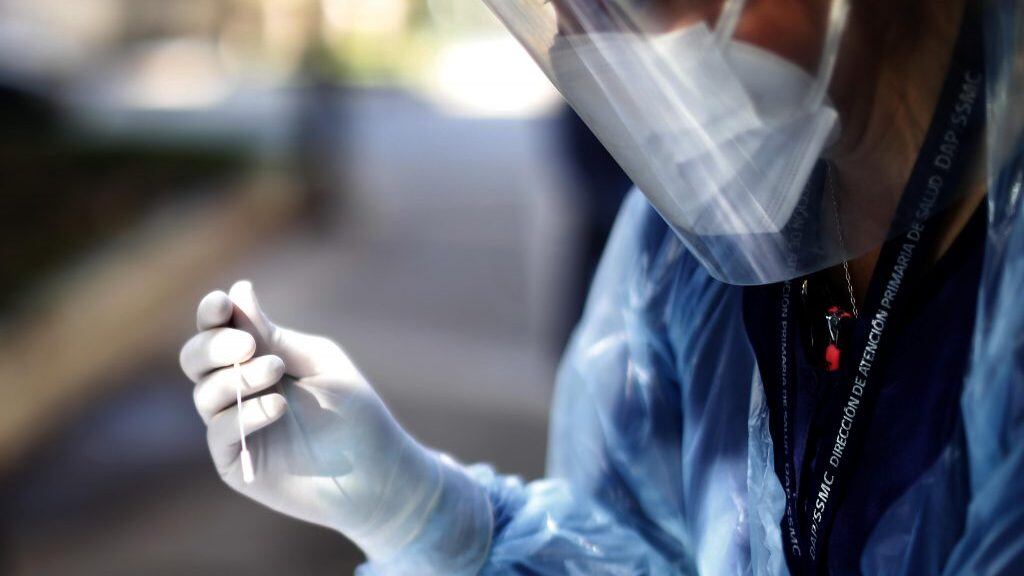 28  de Abril de 2021/SANTIAGO Una funcionaria de Salud manipula un insumo medico antes de realizar un test de PCR a una persona en calle Eleuterio Ramirez con Paseo Bulnes en el Centro de Santiago.


FOTO: CRISTOBAL ESCOBAR/AGENCIAUNO