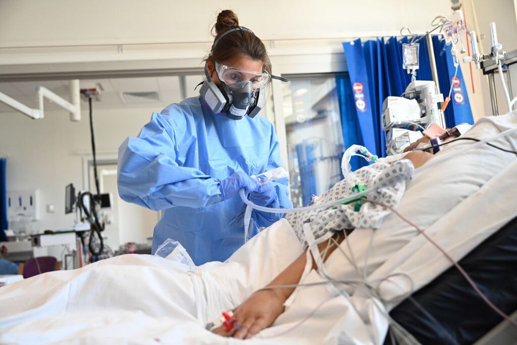 Una doctora atiende a un paciente con Covid-19 en el Reino Unido