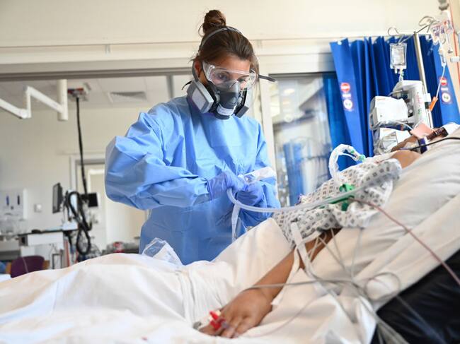 Una doctora atiende a un paciente con Covid-19 en el Reino Unido