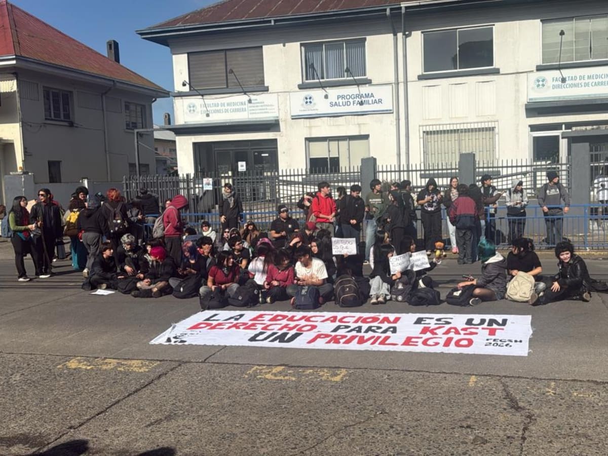 “La educación es un derecho”: estudiantes se manifiestan contra el Presidente Kast en medio de su llegada a Temuco