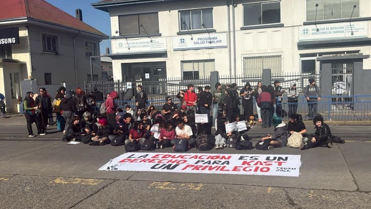 “La educación es un derecho”: estudiantes se manifiestan contra el Presidente Kast en medio de su llegada a Temuco