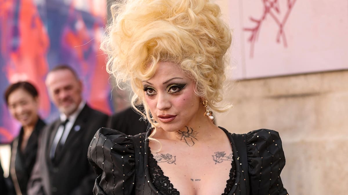 Mon Laferte llega a Paris Fashion Week y se encuentra con Paris Jackson en desfile de Vivienne Westwood
