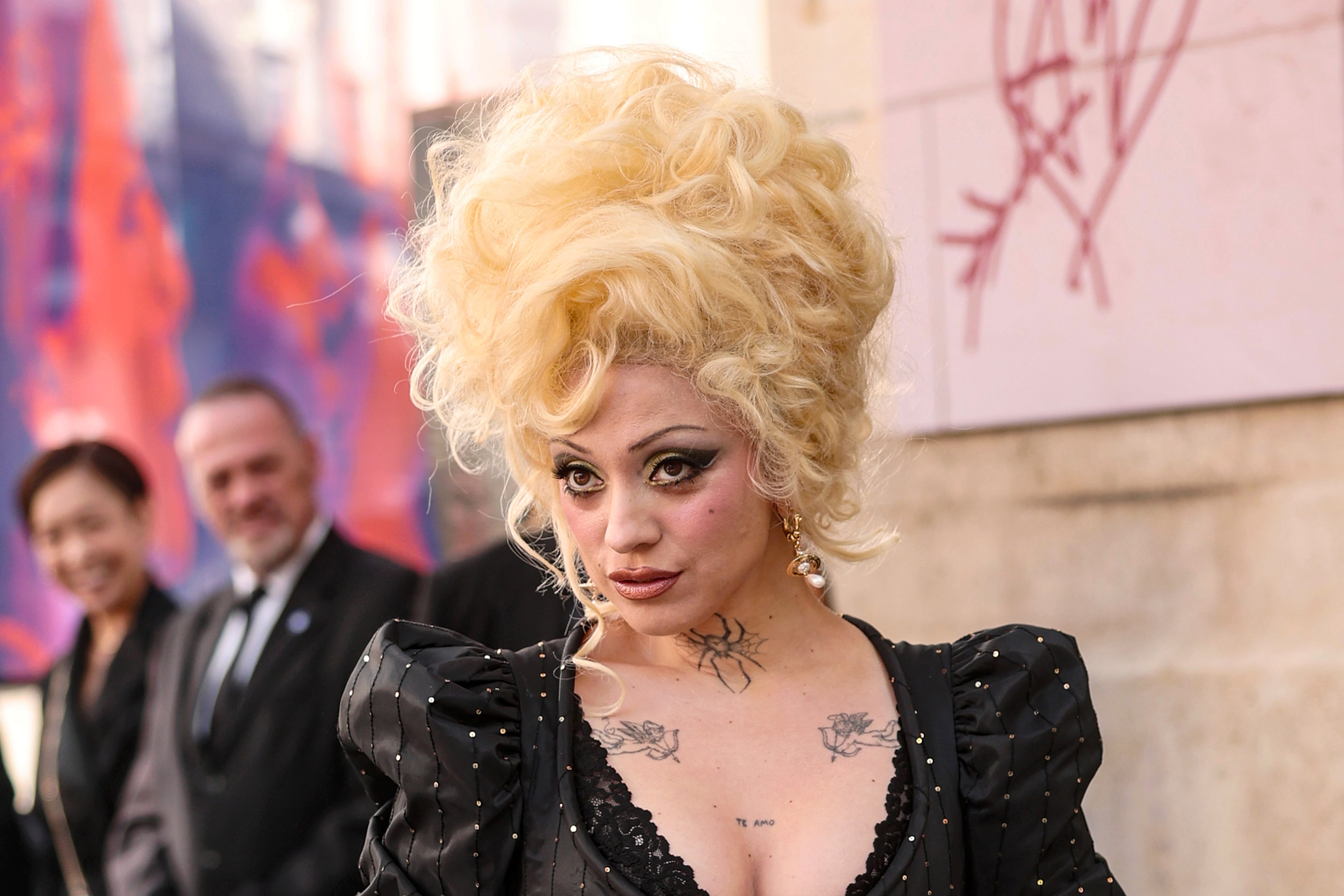 Mon Laferte llega a Paris Fashion Week y se encuentra con Paris Jackson en desfile de Vivienne Westwood