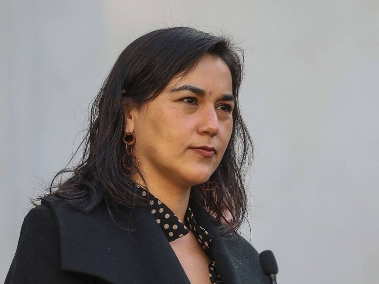 Contraloría establece que ministra Siches actuó con «falta de prolijidad» por dichos sobre expulsión de inmigrantes