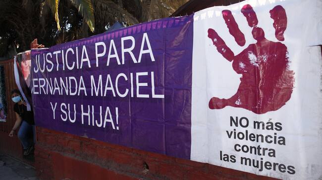 20 de Diciembre de 2020/SANTIAGOCasa de Fernanda con un pendon es su entrada exigiendo justicia, durante la reconstitución de escena en el caso de la muerte de la joven Fernanda Maciel donde su cuerpo fue encontrado en junio de 2019 en una bodega en Conchalí.
FOTO: MAURICIO MENDEZ/ AGENCIAUNO