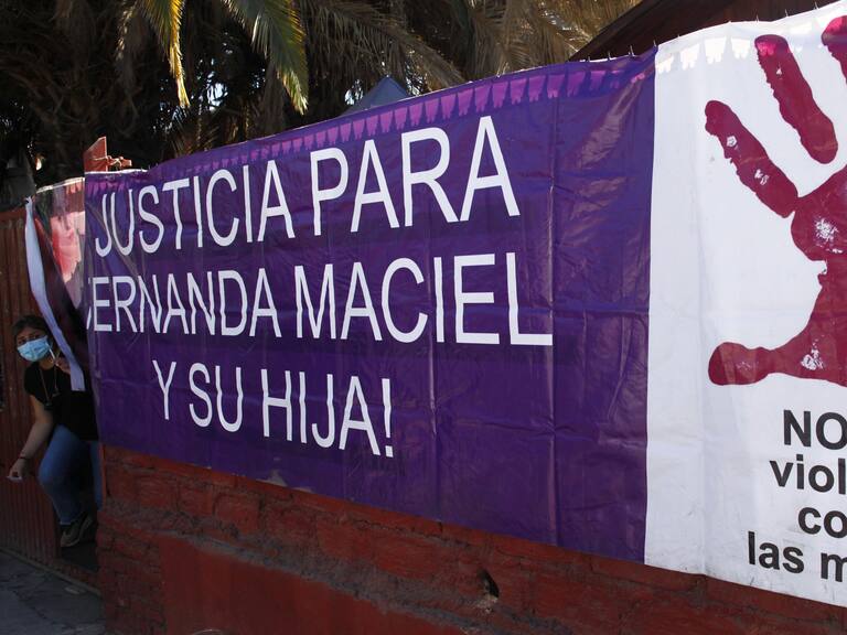 20 de Diciembre de 2020/SANTIAGOCasa de Fernanda con un pendon es su entrada exigiendo justicia, durante la reconstitución de escena en el caso de la muerte de la joven Fernanda Maciel donde su cuerpo fue encontrado en junio de 2019 en una bodega en Conchalí.
FOTO: MAURICIO MENDEZ/ AGENCIAUNO