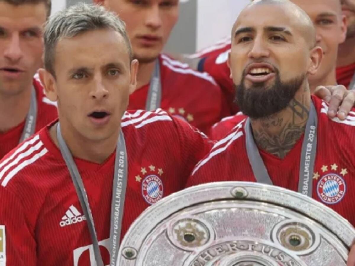 El exclusivo regalo que recibió Vidal de Rafinha mientras prepara su debut con el Flamengo en el Brasileirao