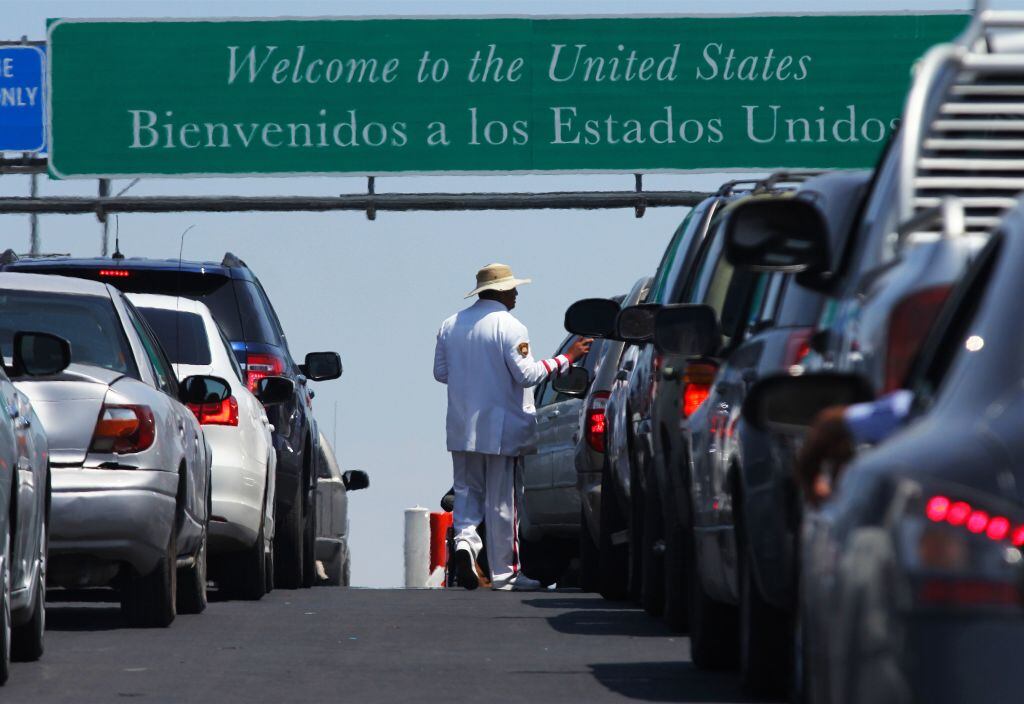 Vehículos intentan ingresar a EEUU desde México