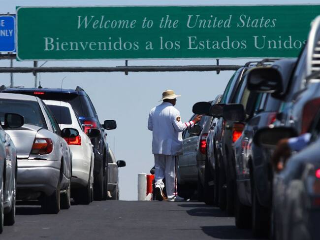 Vehículos intentan ingresar a EEUU desde México