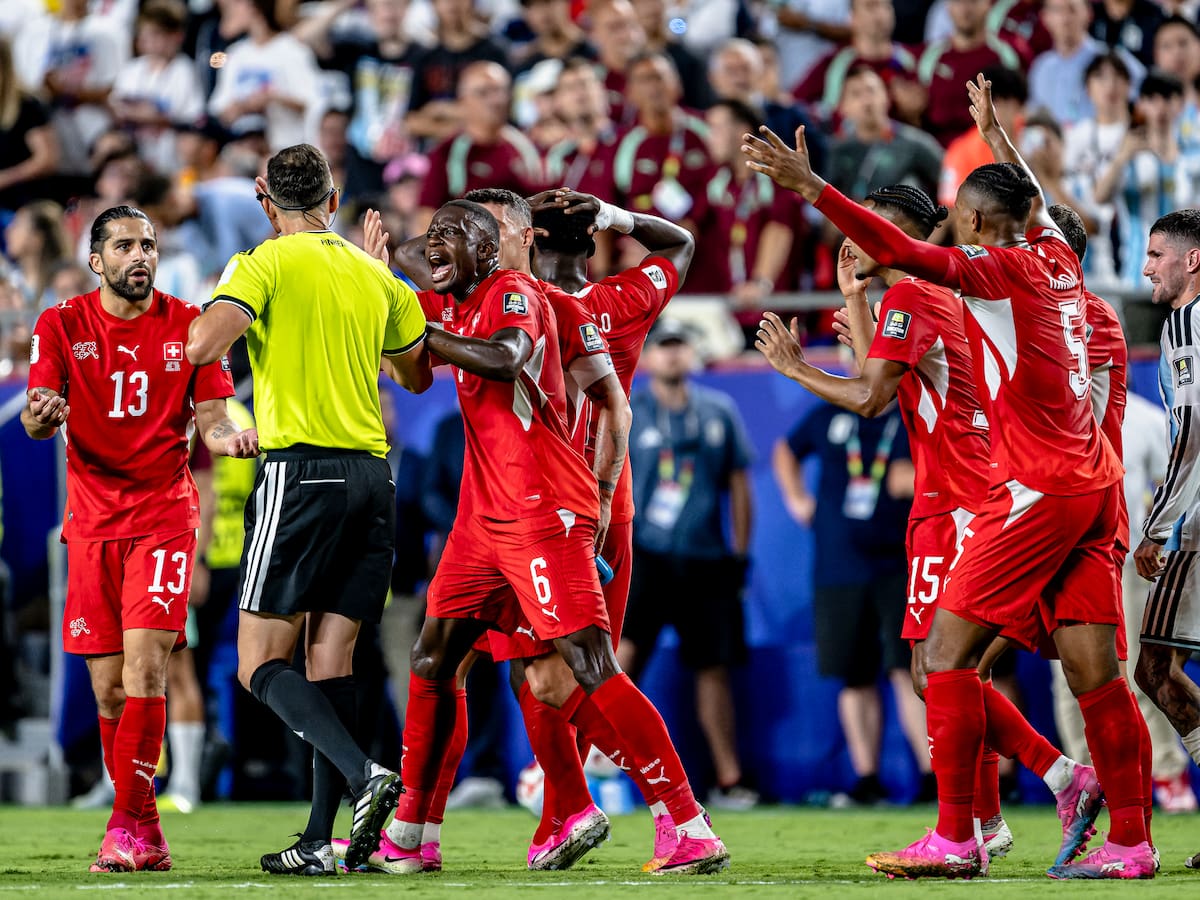 “Nunca he jugado un partido tan desigual”: Suiza carga contra el arbitraje tras su derrota ante Argentina
