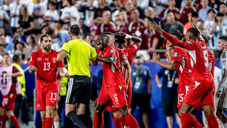 “Nunca he jugado un partido tan desigual”: Suiza carga contra el arbitraje tras su derrota ante Argentina