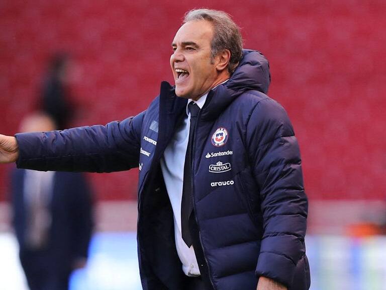 Chile's coach Uruguayan Martin Lasarte gestures during the South American qualification football match against Ecuador for the FIFA World Cup Qatar 2022 at the Rodrigo Paz Delgado Stadium in Quito on September 5, 2021. (Photo by Jose Jacome / POOL / AFP) (Photo by JOSE JACOME/POOL/AFP via Getty Images)