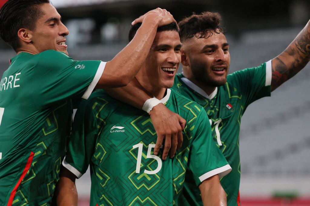 Uriel Antuna, Alexis Vega y Erick Aguirre festejan el tercer gol mexicano en Tokio