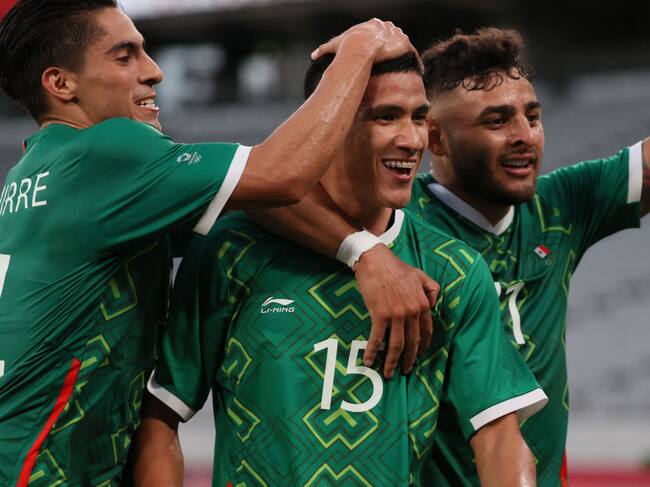 Uriel Antuna, Alexis Vega y Erick Aguirre festejan el tercer gol mexicano en Tokio