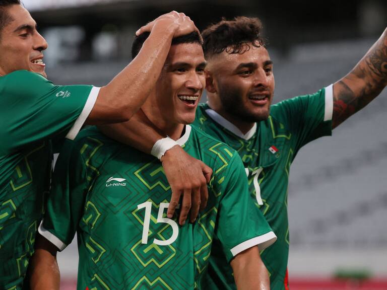 Uriel Antuna, Alexis Vega y Erick Aguirre festejan el tercer gol mexicano en Tokio