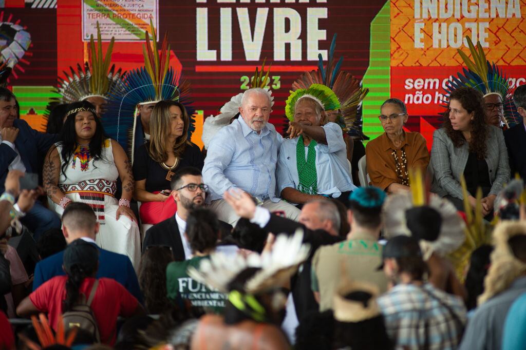 El presidente de Brasil Lula da Silva junto a representantes de pueblos originarios