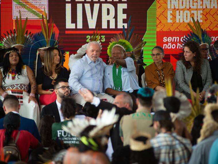 El presidente de Brasil Lula da Silva junto a representantes de pueblos originarios