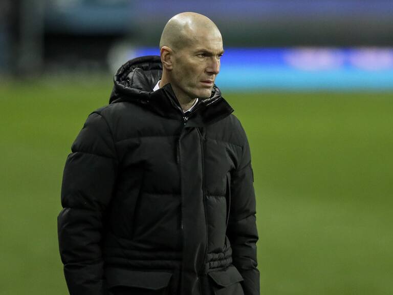 MALAGA, SPAIN - JANUARY 14: coach Zinedine Zidane of Real Madrid during the Spanish Super Cup match between Real Madrid v Athletic de Bilbao at the La Rosaleda Stadium on January 14, 2021 in Malaga Spain (Photo by David S. Bustamante/Soccrates/Getty Images)