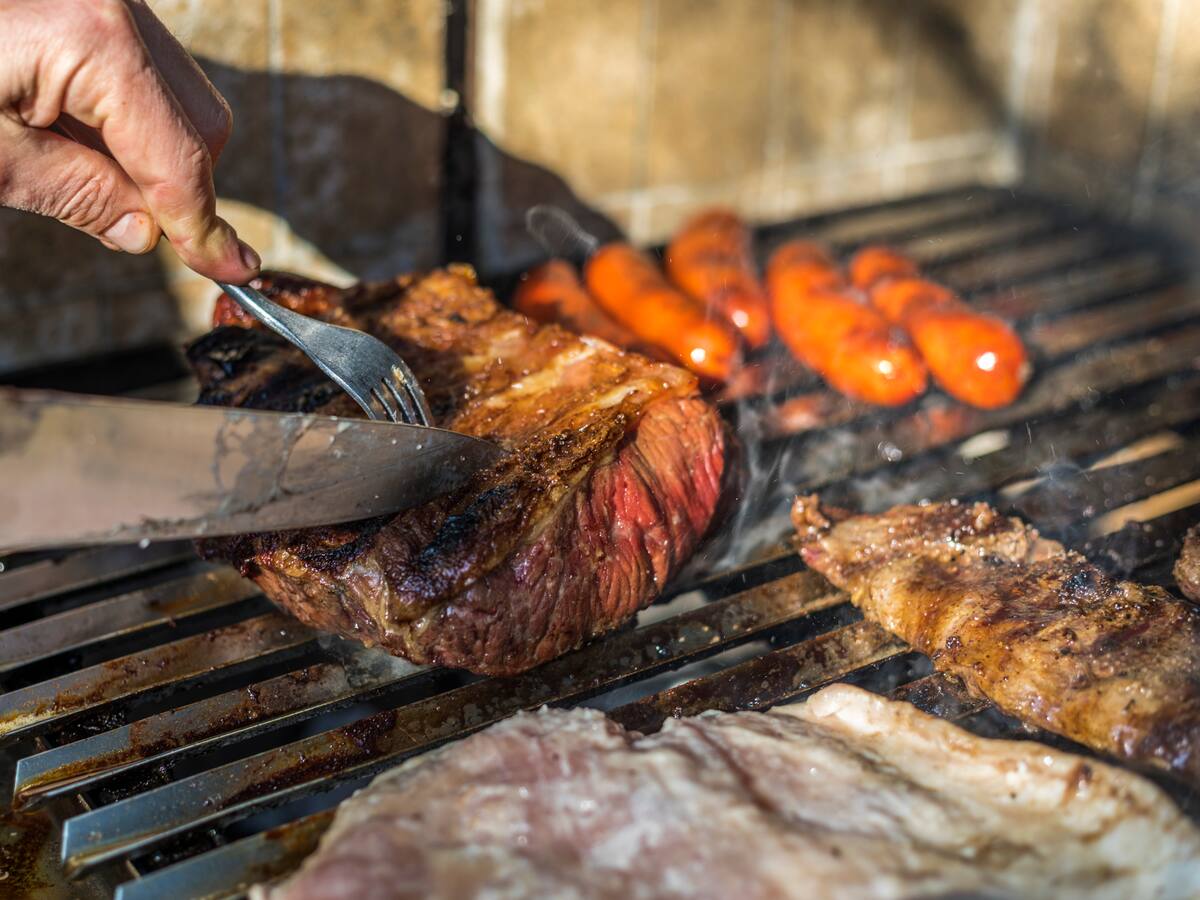 No es con la cebolla: esta es la forma correcta de limpiar la parrilla para las Fiestas Patrias