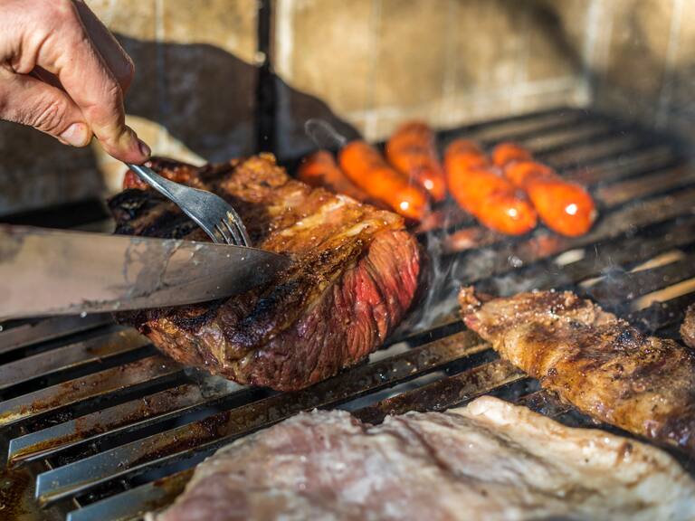 No es con la cebolla: esta es la forma correcta de limpiar la parrilla para las Fiestas Patrias