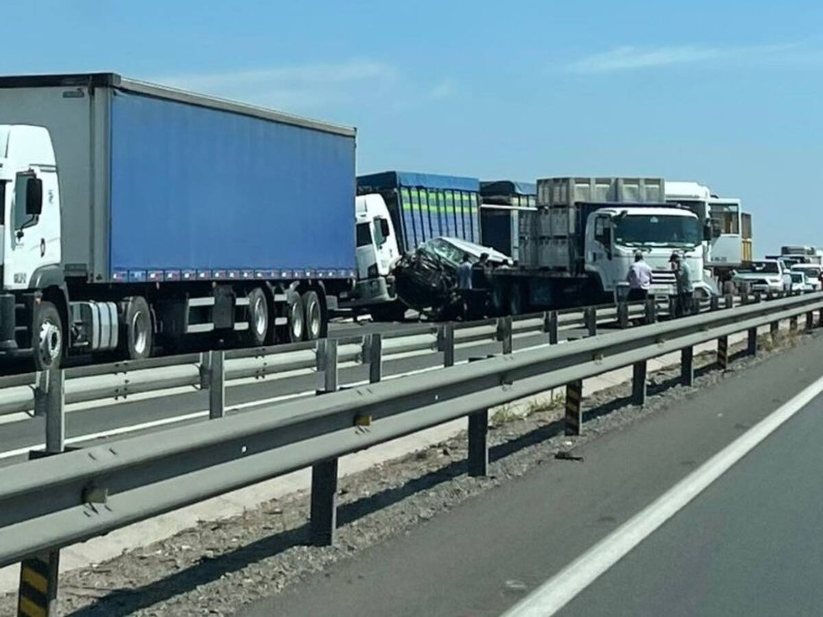 Chocaron 4 camiones y 3 autos: accidente múltiple en Ruta 5 Sur en Paine provoca corte total del tránsito