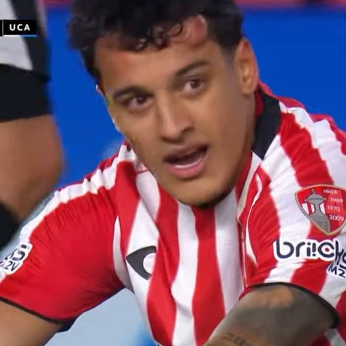Terminó mareado y fuera del partido: así quedó jugador de Estudiantes tras chocar con Jhojan Valencia