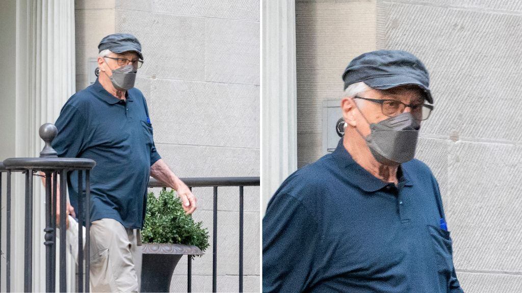 El actor saliendo de su hogar durante el día de la tragedia.