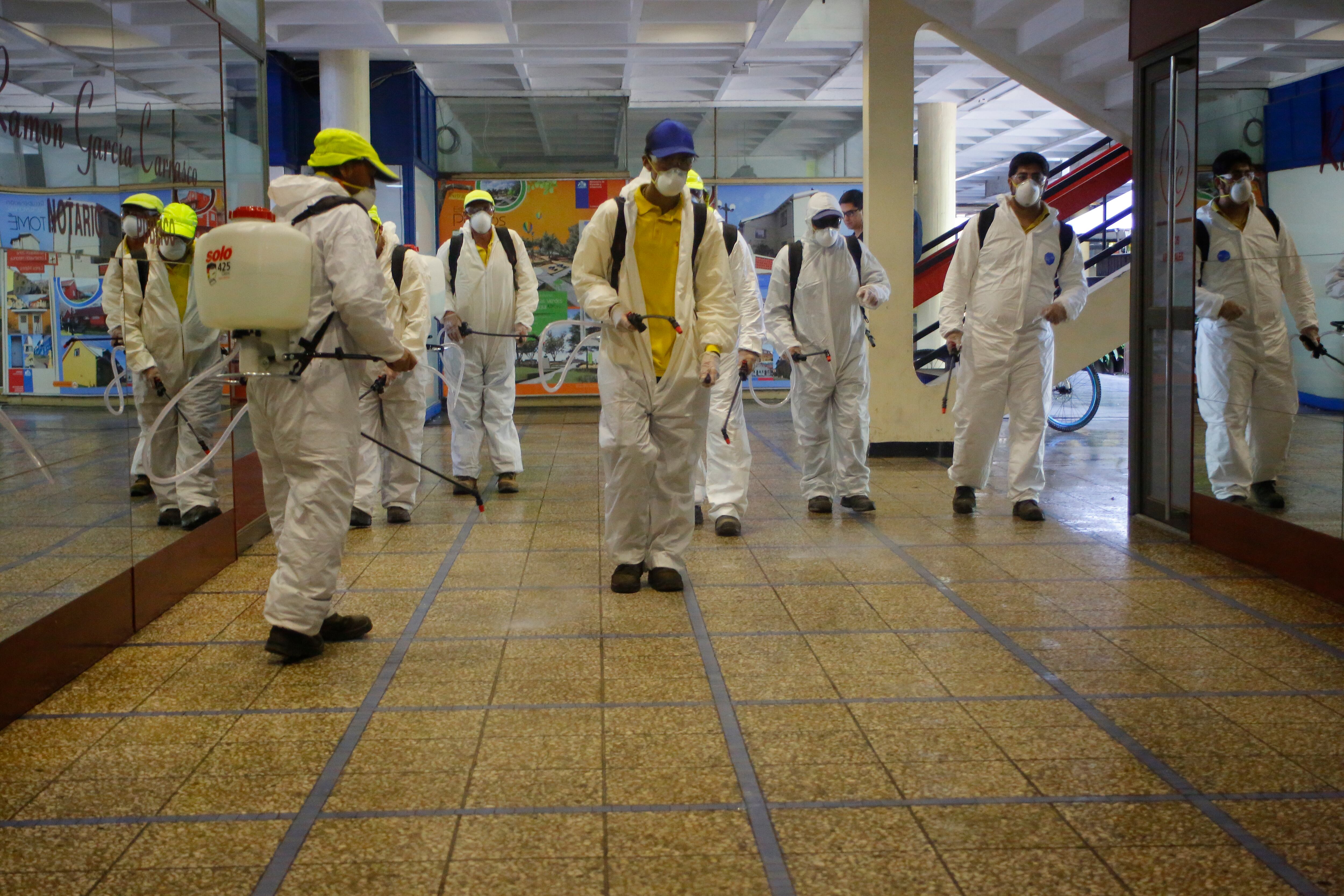 17 de Marzo del 2020/CONCEPCION
Equipos de sanitizacion de la Municipalidad de Concepcion realizan trabajos desinfeccin en galerias de Concepcion, por el brote de Covid-19 que afecta al pais
FOTO:SEBASTIAN BROGCA/AGENCIAUNO