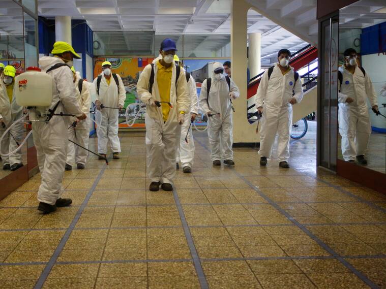 17 de Marzo del 2020/CONCEPCION
Equipos de sanitizacion de la Municipalidad de Concepcion realizan trabajos desinfeccin en galerias de Concepcion, por el brote de Covid-19 que afecta al pais
FOTO:SEBASTIAN BROGCA/AGENCIAUNO