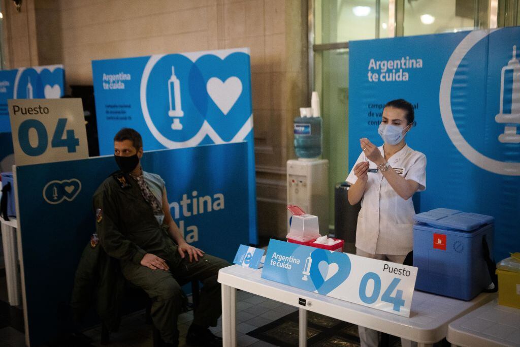 Trabajadora de la salud prepara una vacuna contra el Covid-19 en Argentina