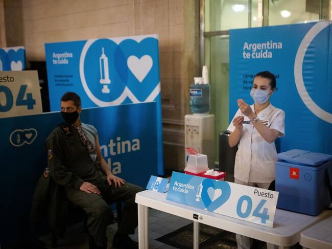 Trabajadora de la salud prepara una vacuna contra el Covid-19 en Argentina