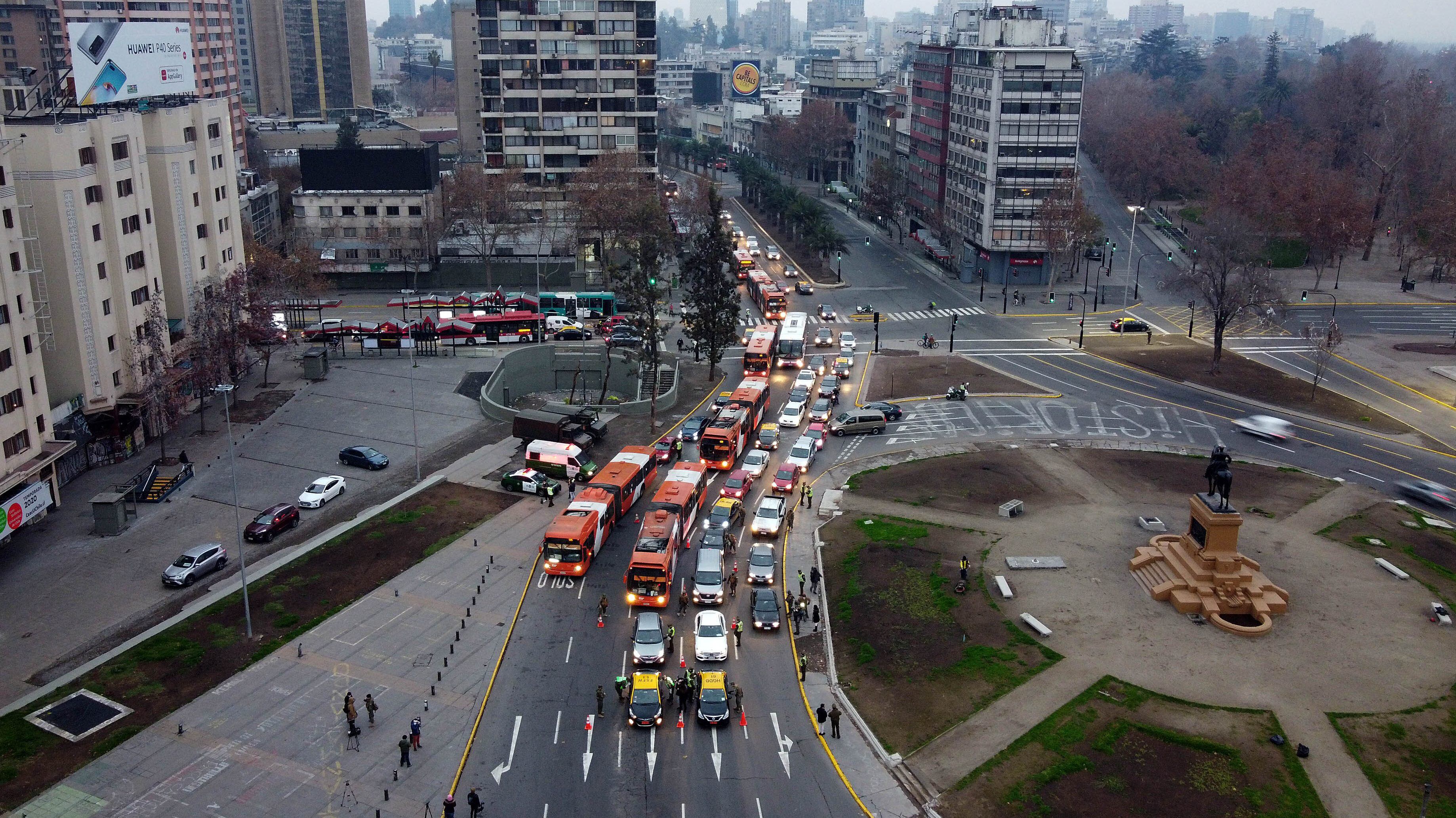 22 de Junio de 2020/SANTIAGOImágenes aérea de Plaza Baquedano en donde se refuerzan fiscalizaciones al entra en vigencia la reducción de permisos de 5 a dos
FOTO: FRANCISCO CASTILLO/AGENCIAUNO