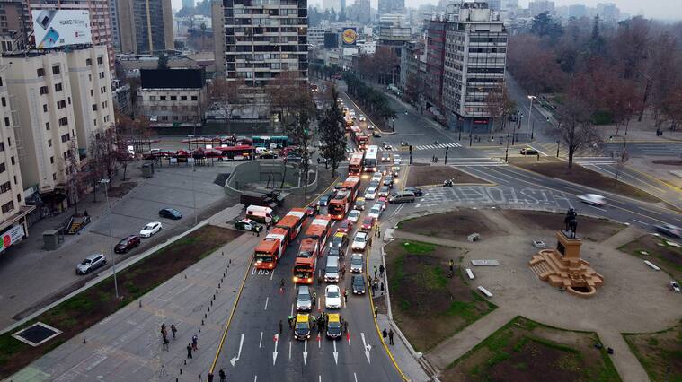 22 de Junio de 2020/SANTIAGOImágenes aérea de Plaza Baquedano en donde se refuerzan fiscalizaciones al entra en vigencia la reducción de permisos de 5 a dos
FOTO: FRANCISCO CASTILLO/AGENCIAUNO