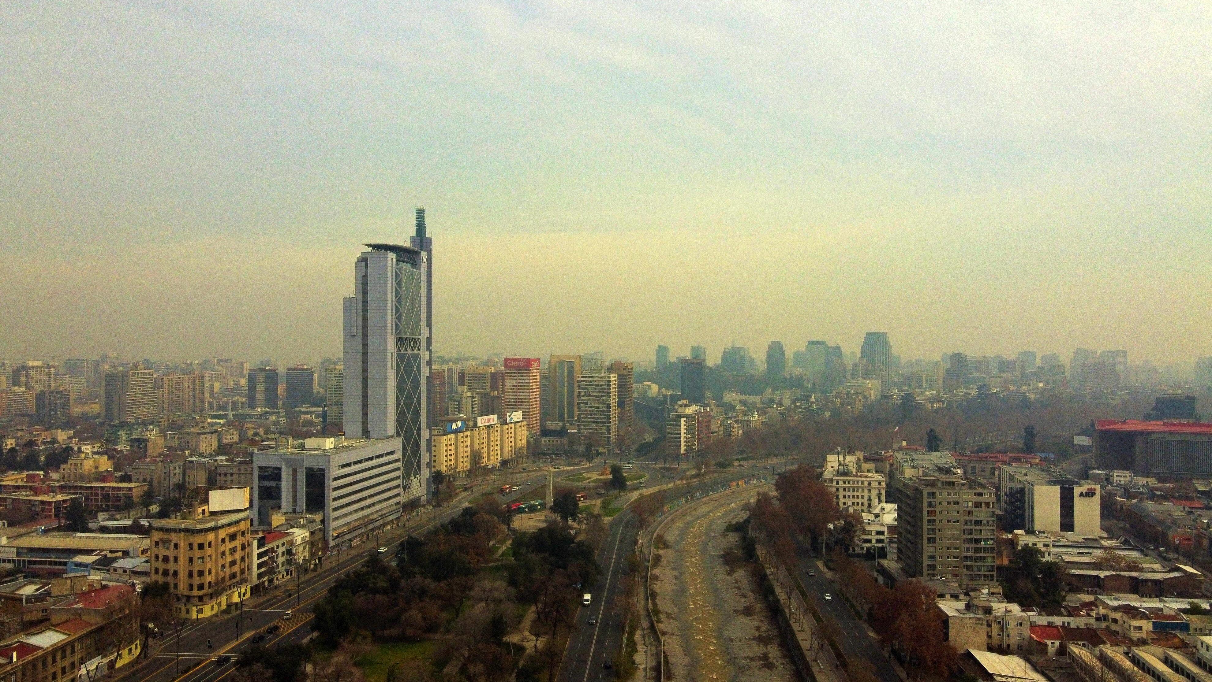 11 de Julio de 2020/SANTIAGO
Torre Telefonica, durante imgenes areas de la contaminacin en la capital, en medio de la pandemia de COVID-19.

FOTO: JOSE FRANCISCO ZUIGA/AGENCIAUNO