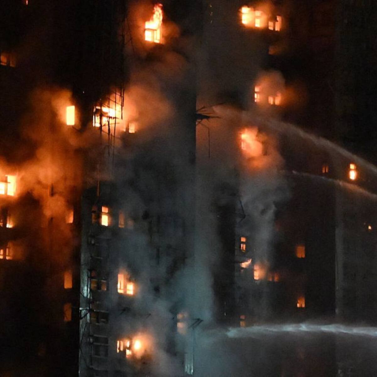 Megaincendio en Hong Kong: elevan a 128 los muertos y cifran en más de 200 los desaparecidos