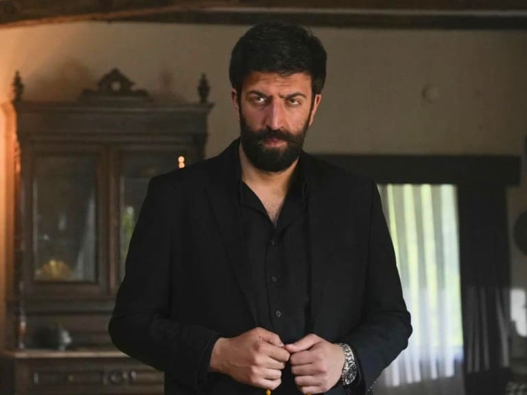 Muere reconocido actor de teleseries turcas: pasó más de 13 horas en el quirófano