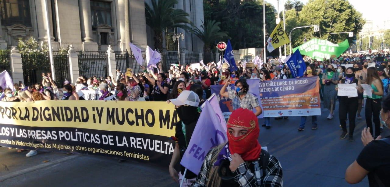 Mujeres marchando