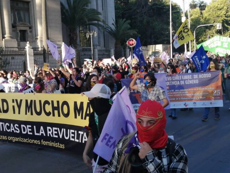 Mujeres marchando