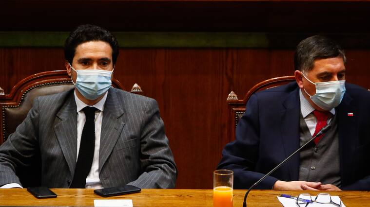 07 DE JULIO DE 2020/VALPARAISOLos ministros Ignacio Briones (i) y Claudio Alvarado (d), durante la sesion de la Camara de Diputados, que debate la reforma constitucional que permite el retiro de parte de los fondos previsionales durante el estado de excepcion por la pandemia del Coronavirus.
FOTO: LEONARDO RUBILAR CHANDIA/AGENCIAUNO