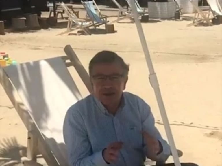 Joaquín Lavín inaugura la primera playa artificial de Las Condes
