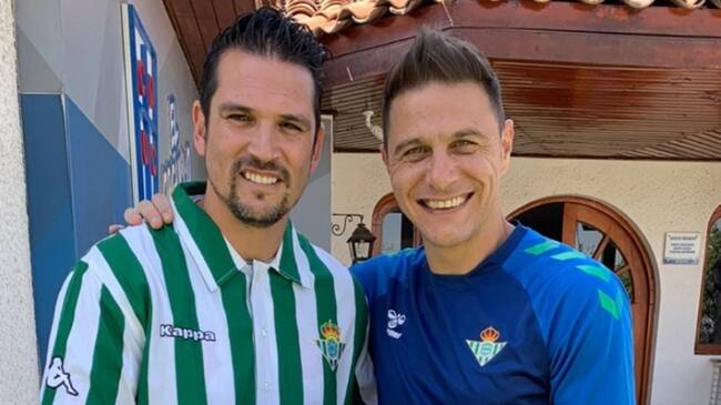Mark González vuelve a vestir la camiseta del Real Betis y asegura que su hinchada está "dentro de las mejores del mundo y la mejor de La Liga"